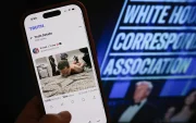 Un teléfono muestra una publicación de Truth Social del presidente de EE.UU., Donald Trump, con una imagen del presunto sospechoso de un tiroteo ocurrido durante la cena de corresponsales de la Casa Blanca.