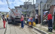 Tanqueros de agua han abastecido de este líquido a la urbanización.
