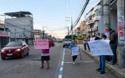 Moradores y comerciantes de Cumbayá protestan por la eliminación de estacionamientos en la calle María Angélica Idrobo.