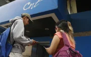 Dos jóvenes comprueban la red de CNT.