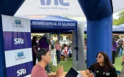 Personas reciben asesoramiento de técnicos del SRI.