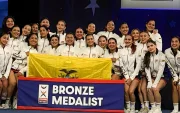 El equipo ecuatoriano celebra la histórica medalla de bronce en Orlando.