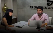 La presentadora se reunió con equipo legal.