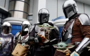 Visitantes caracterizados como personajes de The Mandalorian y Grogu posan frente a la atracción “Star Tours: The Adventures Continue” en Tokyo Disneyland, en Urayasu.