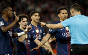 Willian Pacho (i.) y sus compañeros reclaman al árbitro por el penal pitado.