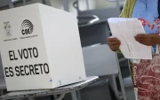 Ciudadana revisa su papeleta antes de ejercer el voto en un recinto electoral en Ecuador.