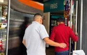 La puerta de vidrio de la gasolinera quedó destruida tras el asalto; ahora una lámina plástica cubre el acceso de la cafetería ubicada en la gasolinera.