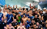 Jugadores y cuerpo técnico de Emelec festejan tras un triunfo.