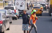 Trabajadores. La informalidad en Ecuador, que está en 56, 3 %, creció en marzo de 2026, según el INEC.