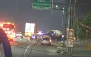 La madrugada de este miércoles cerca de las 03:00, un tráiler cargado con banano perdió estabilidad y terminó volcado de costado sobre la vía Perimetral.