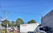 Camión pierde pista en el sur de Quito y deja una persona fallecida en la av. Pedro Vicente Maldonado.