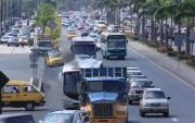 Los transportistas pesados piden ayuda del Gobierno ante el alza del diésel.