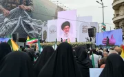 Una imagen del asesinado líder supremo de Irán es mostrada en un acto de apoyo a su sucesor Mojtaba Jameneí en Teherán.