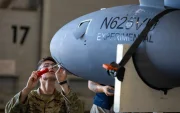 Un soldado del Ejército de los EE.UU. ensamblando un vehículo aéreo no tripulado,