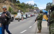 Camiones se acumulan en Rumichaca antes de que el arancel suba al 100%.