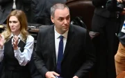 Manuel Adorni (c), fue captado este miércoles, 29 de abril, a su llegada a la Cámara de Diputados.