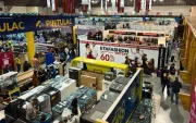 Compradores recorren la feria El Gran Remate en Guayaquil, atraídos por descuentos de hasta el 70%.