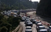 Caos. El tráfico en el sector de Los Tótems colapsa diariamente, generando largas filas, estrés y retrasos constantes para los conductores locales.