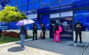 Usuarios de CNEL en los exteriores de la agencia La Garzota, el martes 28 de abril.