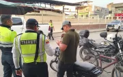 Agentes de tránsito aguardaban información sobre el estado de su compañero herido en los exteriores del hospital básico de Daule, la tarde del martes 28 de abril.