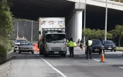 Quito levanta restricción a transporte pesado en vías clave para evitar desabastecimiento en la ciudad.