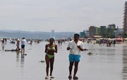 Una pareja pasea en una de las playas de Esmeraldas en el feriado por el Día del Trabajo.