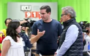 Antonio Goncalves (der.) y Roberto Luque (centro) durante un evento; la Fiscalía hoy procesa solo al primero por los contratos de emergencia con Progen.