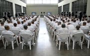 Reos. Presuntos miembros de la pandilla Mara Salvatrucha (MS-13) asisten a una audiencia judicial remota por videoconferencia en el Centro de Confinamiento para Terroristas (CECOT).