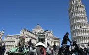 Motos Vespa aparcadas frente a la Torre de Pisa, en la Piazza dei Miracoli, durante las Jornadas Mundiales de la Vespa, en Pisa, Toscana