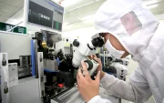 Un trabajador elabora un chip para dispositivos inteligentes.