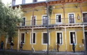 Deterioro. La fachada del Hospital San Lázaro muestra humedad persistente, que ha deteriorado su imagen patrimonial con el tiempo.