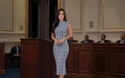 Un giro hacia lo clásico: el print más sutil ordena el look y proyecta autoridad sin excesos.