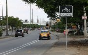 Conductores de vehículos invaden la nueva ciclovía, cuya señalética pasa desapercibida en algunos puntos de la avenida Narcisa de Jesús.