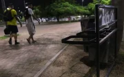 Hay zonas del parque Samanes donde faltan envases para depositar desechos. También se registran zonas con deficiente iluminación y daños en el césped de las canchas.