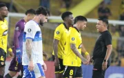 El entrenador César Farías (d) y la frustración de los jugadores de Barcelona tras sumar la tercera derrota consecutiva en el grupo D de la Copa Libertadores.