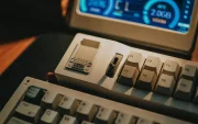 Un teclado y equipo de computación de otra época recuerdan cuando la tecnología era más lenta y cada acción requería tiempo y paciencia.