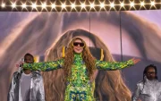 Shakira causa euforia en su concierto en Copacabana con más de dos millones de personas.