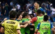 Jugadores de Emelec festeja un gol del equipo.