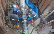 Obreros de Interagua trabajaron en el acueducto de 400 milímetros, ubicado en la avenida 25 de Julio.
