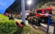 Bomberos descendieron con cuerdas para rescatar a los ocupantes tras la caída del vehículo en El Quinche.