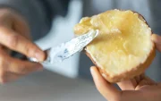 El ghee se obtiene tras un proceso de cocción lenta que elimina agua