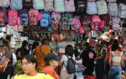En los negocios se aprovecharon los días previos al inicio de clases para ofrecer útiles escolares, mochilas y uniformes.