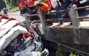 El vehículo pesado quedó suspendido en el puente en el kilómetro 28 de vía a la costa.