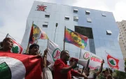 Personas protestan en los exteriores de la sede del Jurado Nacional de Elecciones (JNE), en Lima.