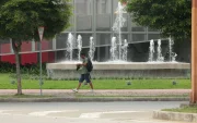 Entrada. Al ingresar a El Buijo, la ciudadanía puede apreciar fuentes de agua, grandes centros comerciales y diversas marcas de restaurantes.