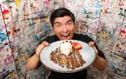 Crepe de fresas con chocolate y helado, un clásico que nunca falla.
