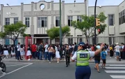 Padres de familia acompañan a sus hijos en el regreso a clases en la región Costa.