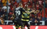 Robert Nunes (i) y Enner Valencia de Pachuca celebran el gol del partido de los cuartos de final de la Liga MX entre Toluca y Pachuca.
