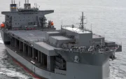 Medios iraníes informaron que un buque de la Armada de Estados Unidos había sido alcanzado por dos misiles cerca de Jask.