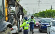 Agentes de control intervienen tras el incendio del bus en La Orellana, con fuerte congestión en el norte de Guayaquil.